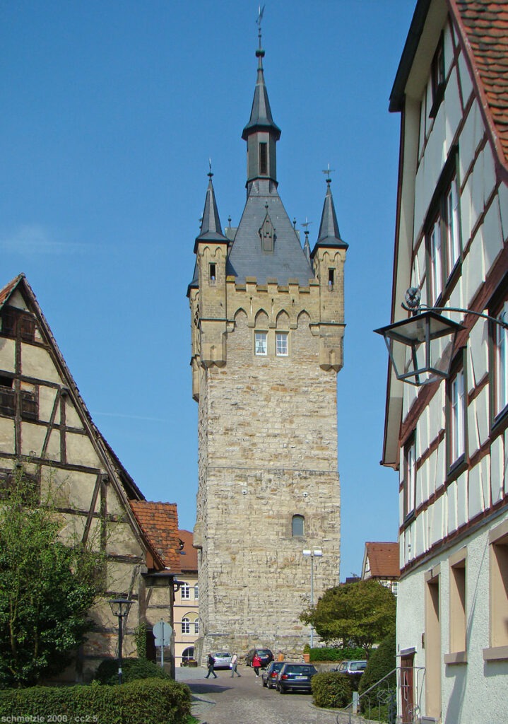 Der Blaue Turm in Bad Wimpfen bei strahlend blauem Himmel